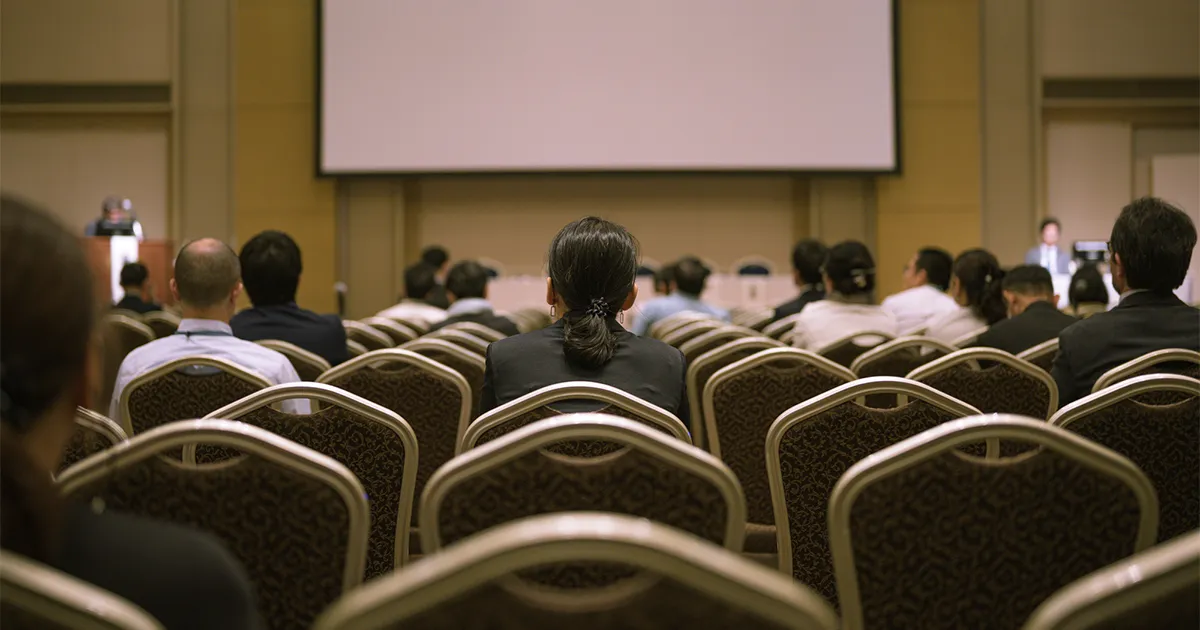 多拠点・多登壇者でも一体感ある議論をオンラインで実現。