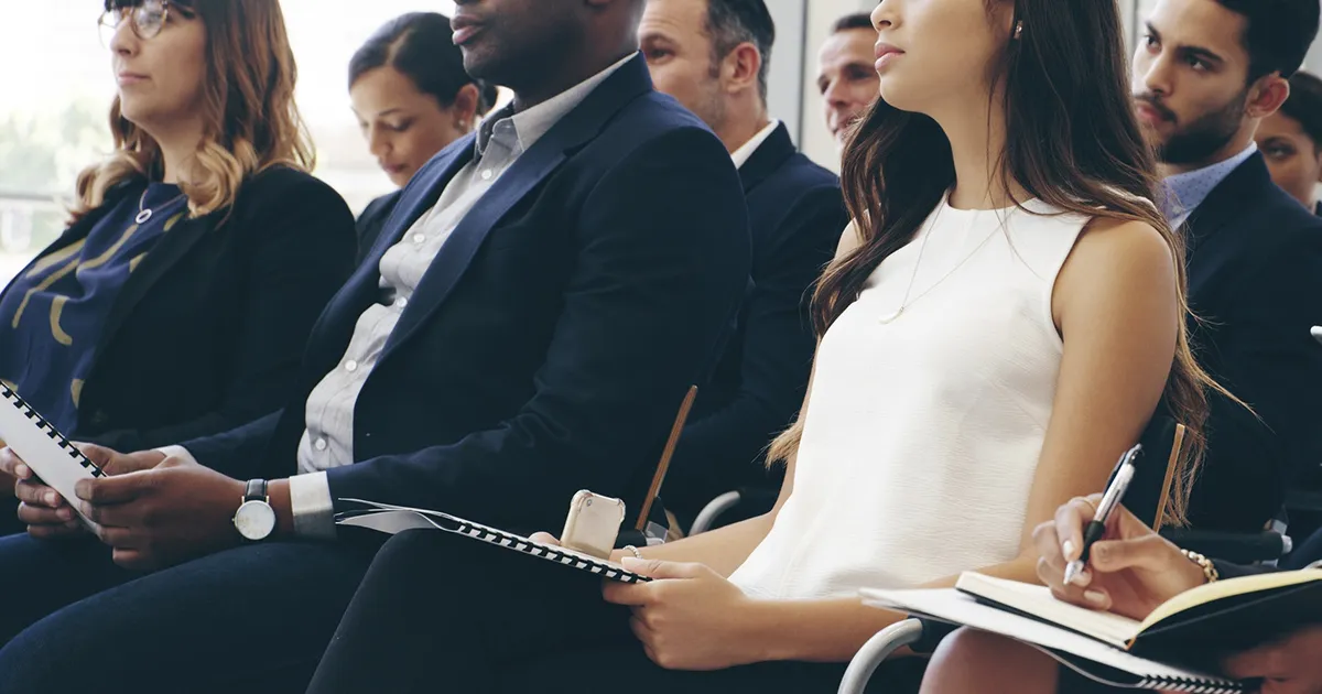 多言語同時通訳で、海外参加者とも円滑に議論を共有。